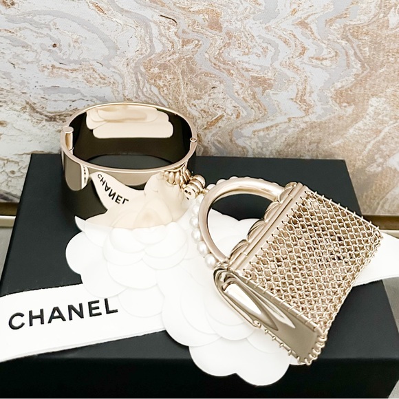 RUNWAY! Ltd Edition! Chanel Gold Metal Micro Pearl Bag Cuff - Picture 6 of 15